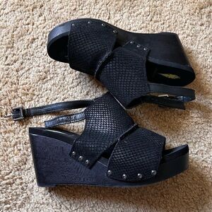 Volatile Black Wedges